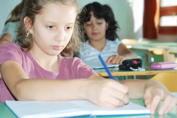 Atividades dos alunos em sala de aula na escola — Fotografia de Stock