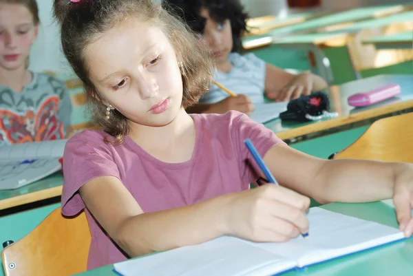 Elev aktiviteter i klassrummet i skolan — Stockfoto