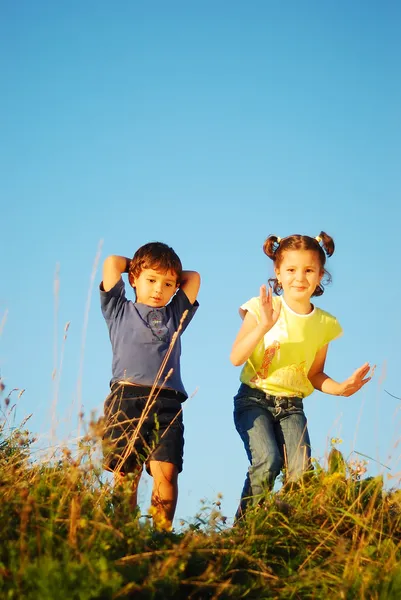 Menina feliz pulando e gozando na natureza — Fotografia de Stock