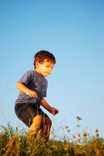 Маленький милый ребенок в очаровательном месте на открытом воздухе — стоковое фото
