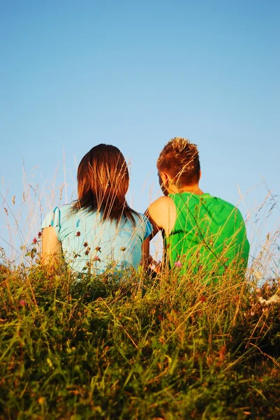 Dos jóvenes juntos en la hermosa naturaleza —  Fotos de Stock