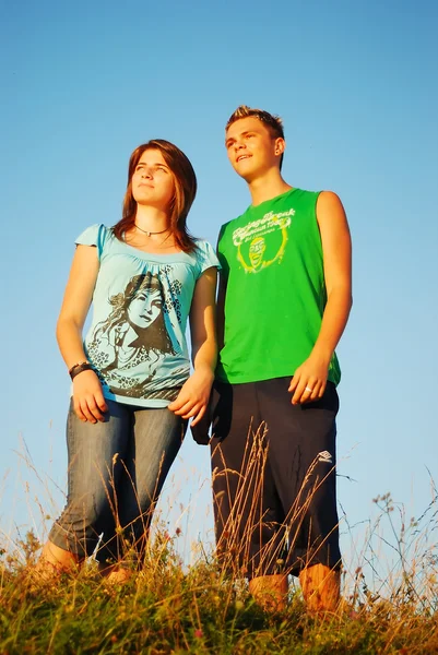 Dois jovens juntos na bela natureza — Fotografia de Stock