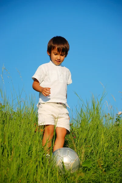 Glückliches kleines Kind beim Spielen in der Natur lizenzfreie Stockfotos