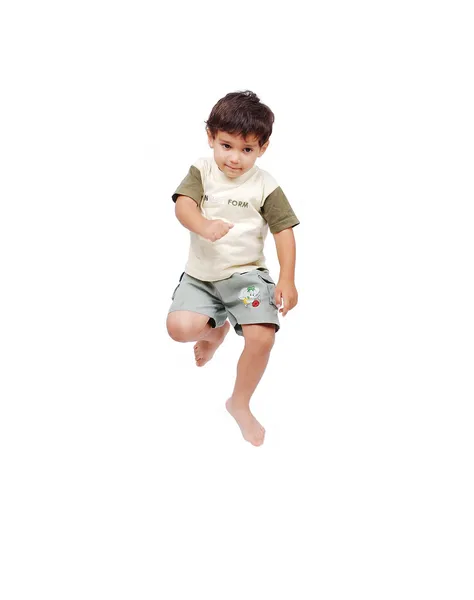 Criança feliz em roupas brancas está pulando isolado Imagem De Stock