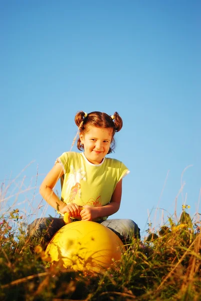 Menina bonito pouco com grande bola no lugar adorável ao ar livre Fotografia De Stock