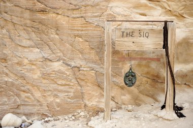 petra, Ürdün - boşluk ahşap afiş üzerinde bir ok ile de siq. Ayrıca sadece metni kaldırın ve daha çok önem.