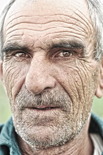 Vértes öreg ember portréja — Stock Fotó