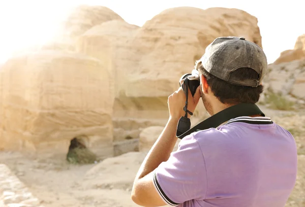 Um turista tirando uma foto de antigas ruínas arqueológicas — Fotografia de Stock