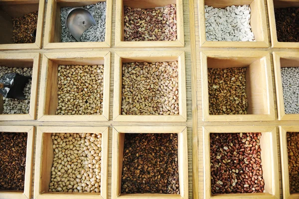 Geassorteerde noten in houten kist — Stockfoto