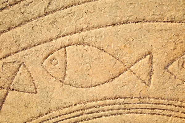 Pescado en piedra, viejo símbolo, arte —  Fotos de Stock