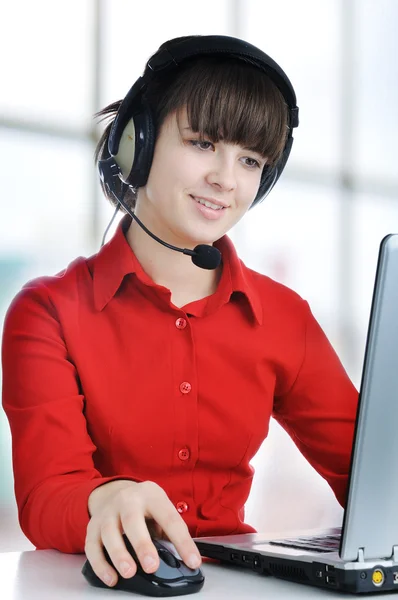 Krásný zákaznické podpory dívka před přenosný počítač v kanceláři Stock Snímky