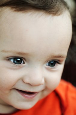 Şirin çocuk gülümsüyor.