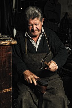 yaşlı adam, kunduracı, eski el yapımı ayakkabı atölyesinde tamir