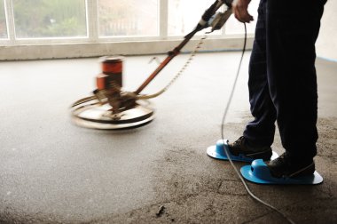 equating ve taze çimento bir işçi tarafından zemin tesviye