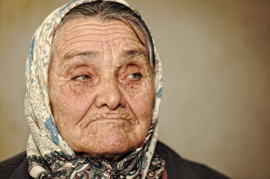 yeşil gözleri ve eşarp, baş bir yana arıyorum Olgun kadın portresi