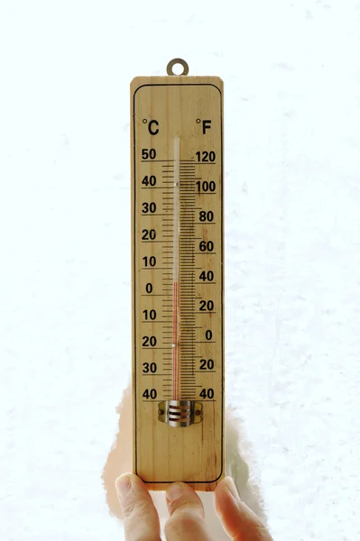 Thermometer in hand — Stockfoto