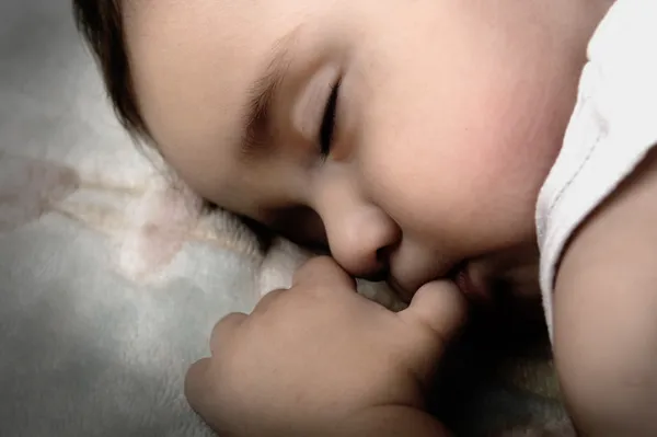 Pequeno bebê bonito dormindo — Fotografia de Stock