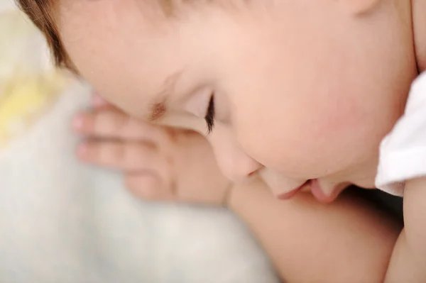 Pequeño bebé lindo durmiendo — Foto de Stock