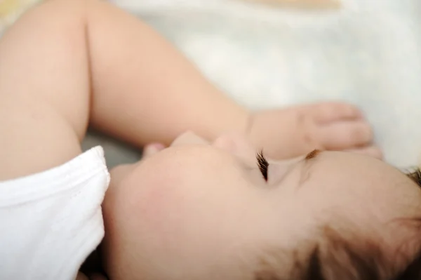 Pequeno bebê bonito dormindo — Fotografia de Stock