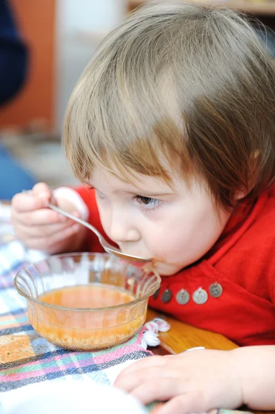 Sevimli küçük kız yemek — Stok fotoğraf