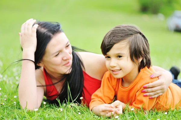 Mãe e filho no prado — Fotografia de Stock