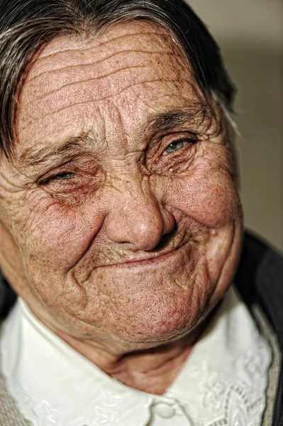 Closeup portret van ouderen gelukkige vrouw die lacht — Stockfoto