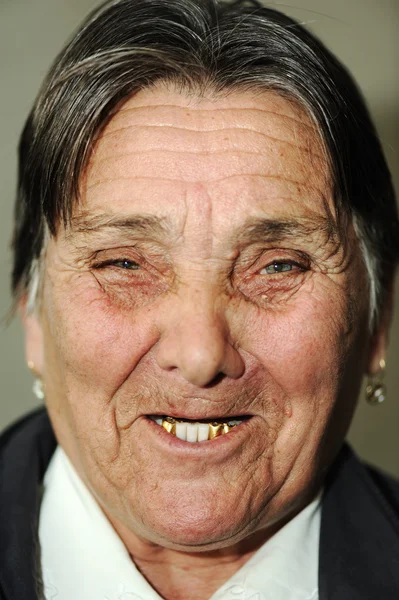 Portret van lachen bejaarde vrouw met gouden tanden — Stockfoto