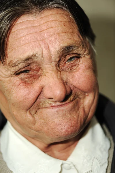 Retrato de mulher madura com olhos verdes alegremente sorrindo — Fotografia de Stock