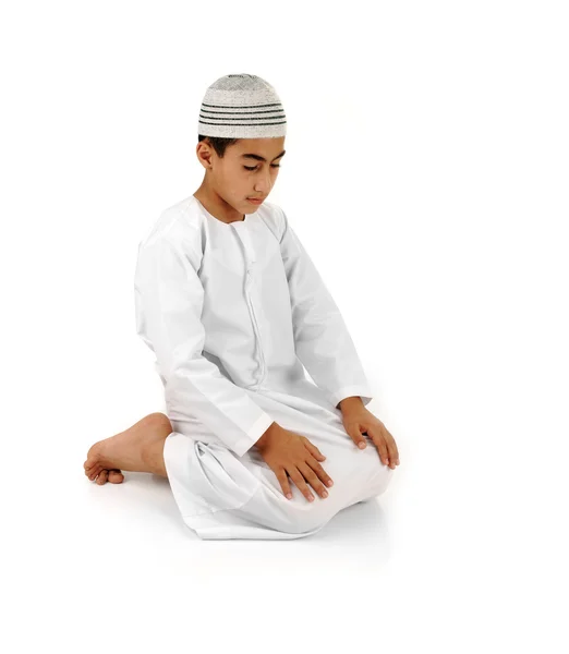 Explicação de oração islâmica série completa. Criança árabe mostrando movimentos muçulmanos completos enquanto reza, salat. Por favor, procure mais 15 fotos no meu portfólio . — Fotografia de Stock