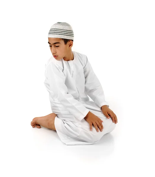 Islamitische bid uitleg volledige serie. Arabische kind weergeven van de volledige islamitische bewegingen tijdens het bidden, salat. Kijk voor een ander 15 foto's in mijn portefeuille. — Stockfoto