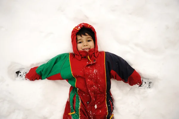 Miúdo bonito na neve, tempo de neve, inverno, felicidade — Fotografia de Stock