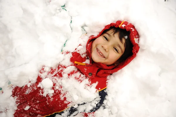 Lindo niño en la nieve, tiempo de nieve, invierno, felicidad —  Fotos de Stock