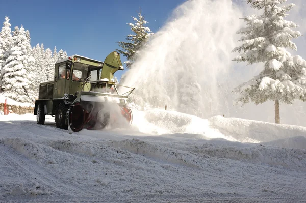 特别冬季车辆从行动中道路除雪 — 图库照片