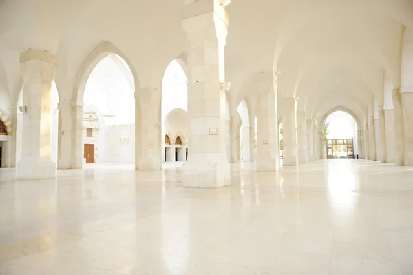 Madina mezquita vacía, conceptual interior de edificio oriental. Fondo fantástico . Fotos De Stock