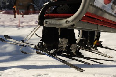 Ski lift üzerinde sürme. arka görüş. yüzleri yok. kopya alanı.