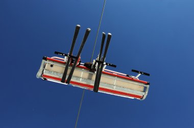 kayakçı taşıyan sky gökyüzünü lift.