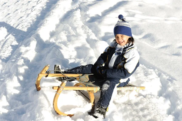 Ευτυχισμένο αγόρι στο χιόνι — Φωτογραφία Αρχείου