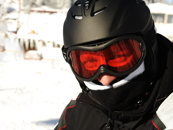 Skifahrer mit Helm auf dem Kopf — Stockfoto