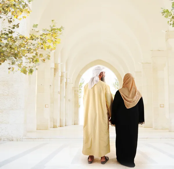 Muslim arabic couple walking together — Stock Photo, Image