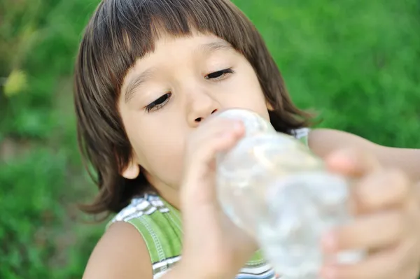 Enfant buvant de l'eau pure dans la nature — Photo