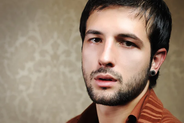 Jovem elegante homem com uma curta barba posando — Fotografia de Stock