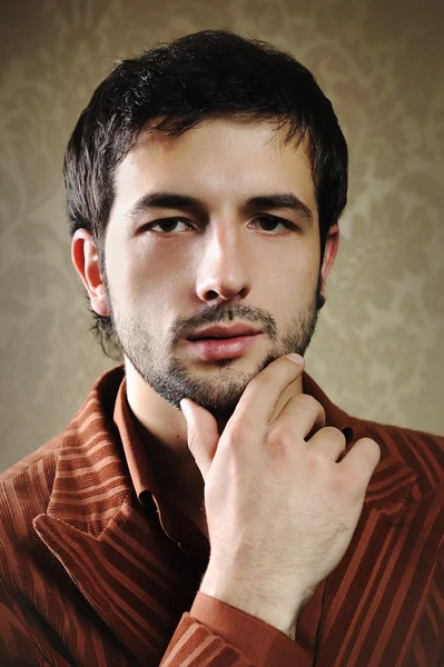 Modieuze stijlvolle jongeman met een korte baard poseren — Stockfoto