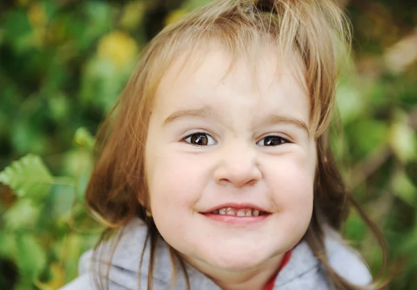 Portret van een schattig grappige klein meisje buiten — Stockfoto