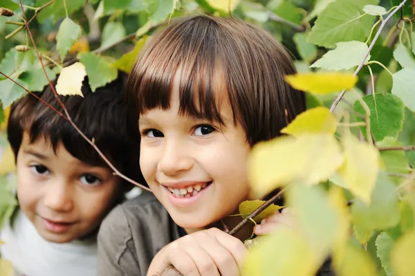 Felicidade sem limite, crianças felizes juntas ao ar livre, close-up — Fotografia de Stock