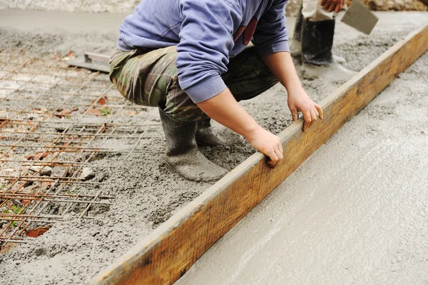 Working with stucco and cement outdoor — Stock Photo, Image