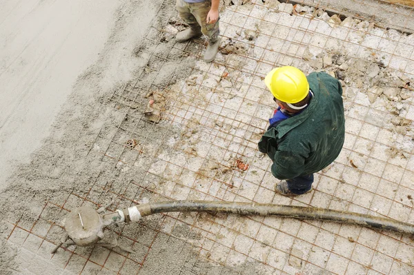 Arbeiten mit Stuck und Zement im Freien — Stockfoto