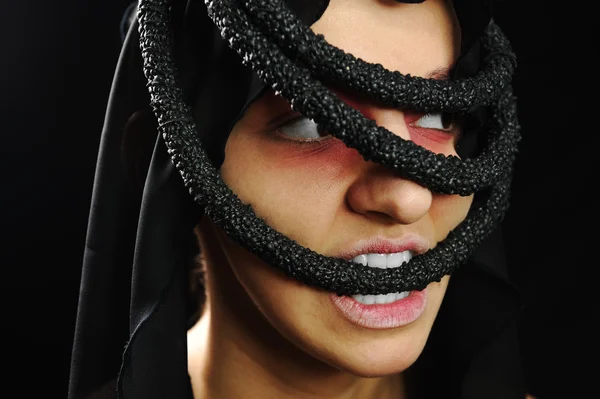 Mujer muy bonita con bufanda oscura y pieza de moda mordiendo con dientes —  Fotos de Stock