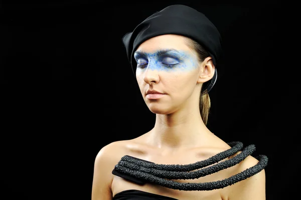 Mujer muy bonita con bufanda oscura, collar, vestido y ojos de máscara de colores, modelo de moda con estilo —  Fotos de Stock