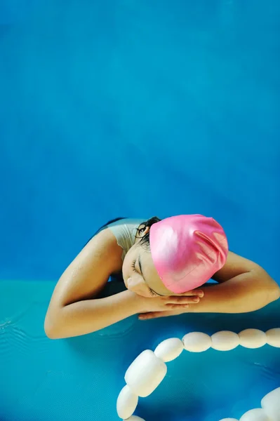 Ragazzina sta nuotando in piscina — Foto Stock