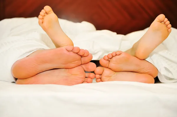 Happy family in bed, six feet — Stock Photo, Image